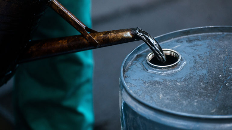 Υποχώρηση στα 55,50 δολάρια το βαρέλι για την τιμή του πετρελαίου